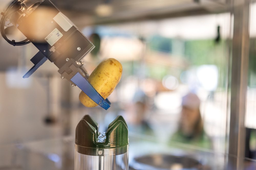 CHIPSI – der Greifer holt eine Kartoffel