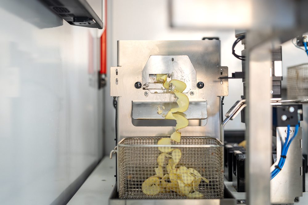 CHIPSI – die Kartoffel wird in Scheiben geschnitten