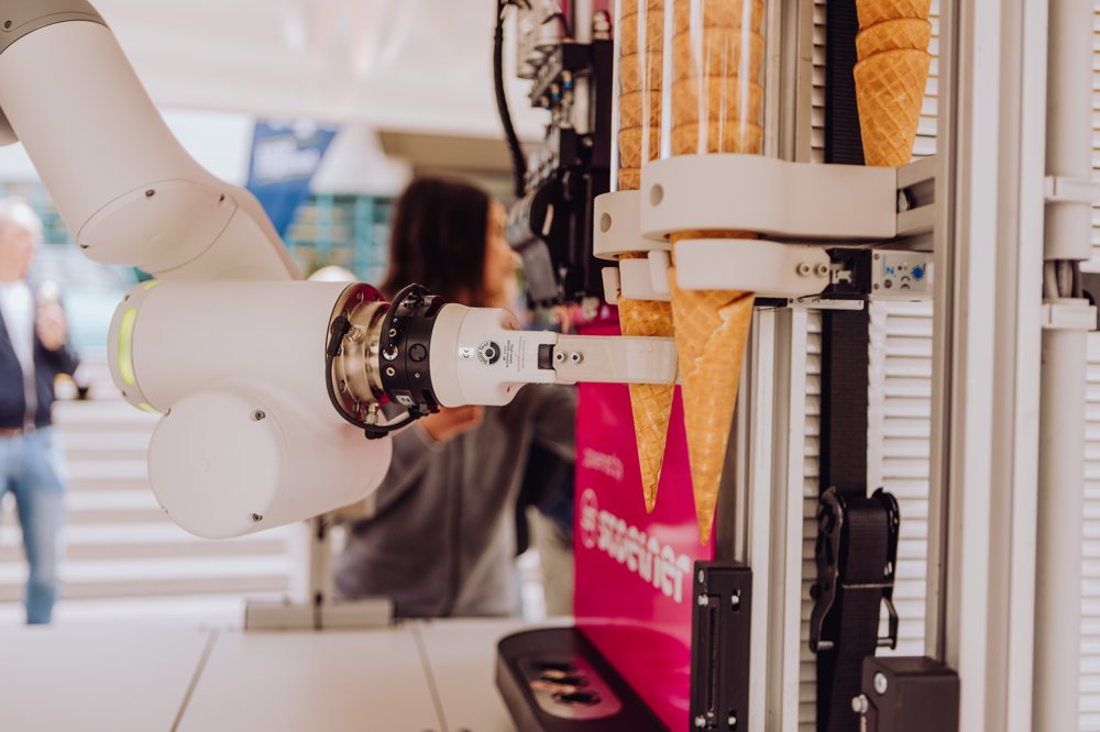 Roboter übergibt Eis